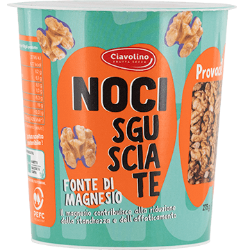 Noci sgusciate in coppa
